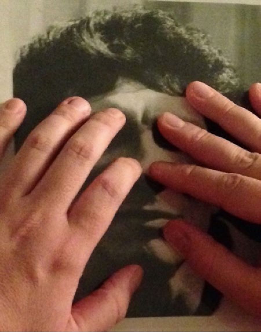 Mis manos tocan la piel de la foto. 