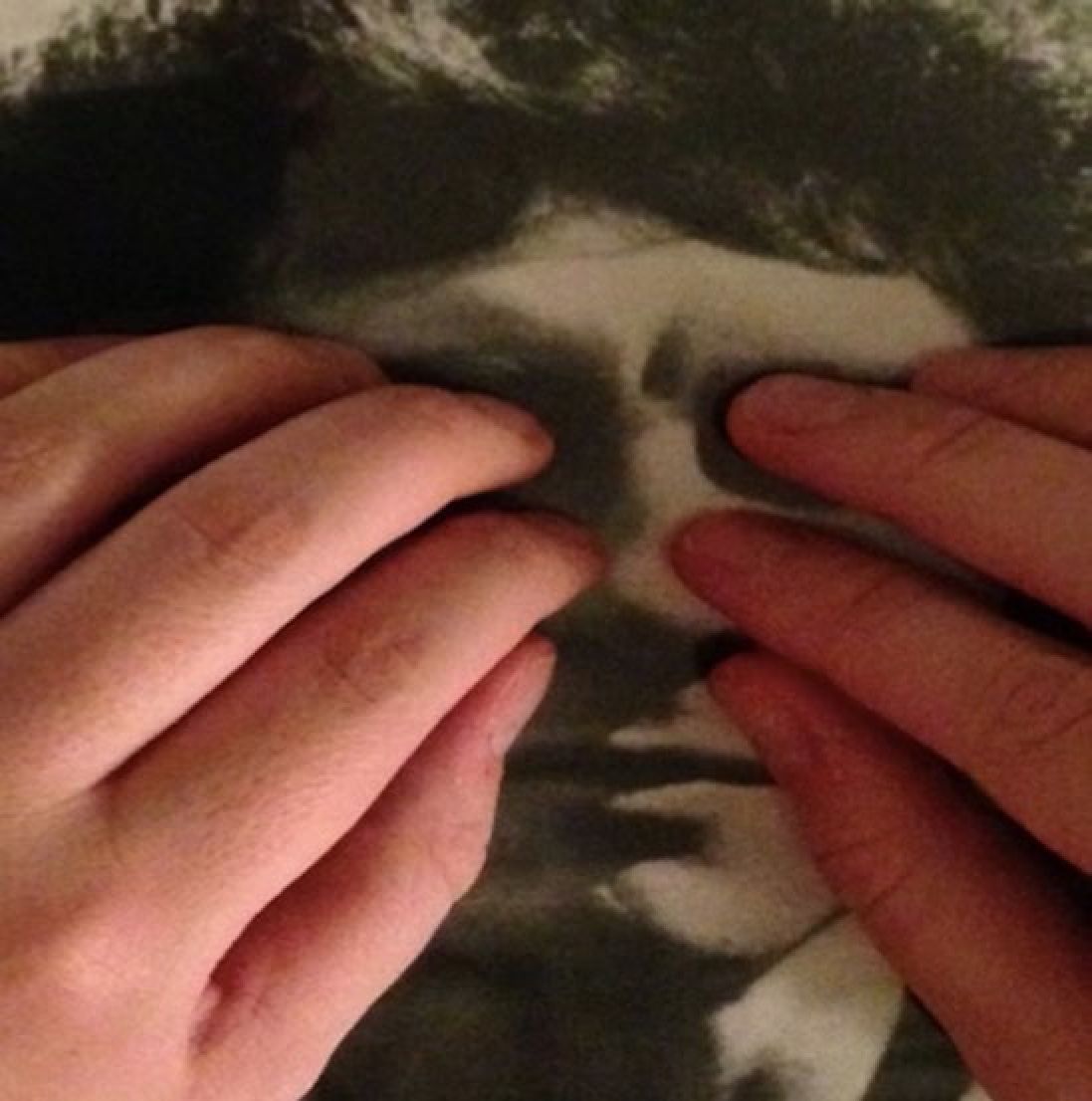 Mis manos tocan la piel de Reinaldo.