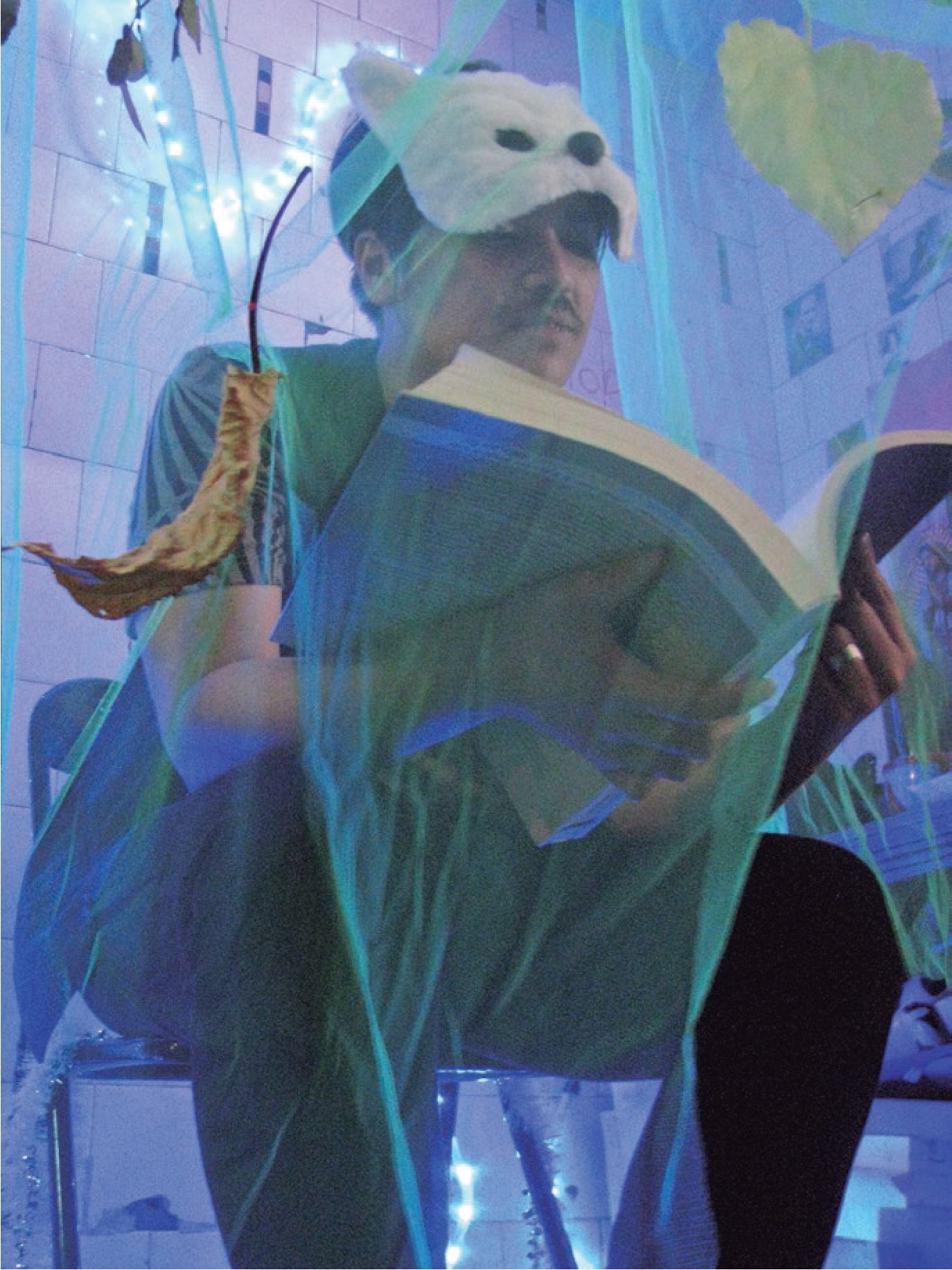 Diego
Ramírez Gajardo leyendo en una fiesta poética en la Carnicería Punk