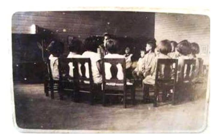 Carmen Lyra en la hora del cuento