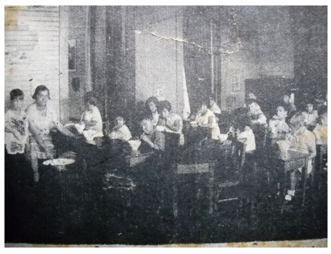 Carmen Lyra sirve atol a estudiantes de la
Escuela Maternal