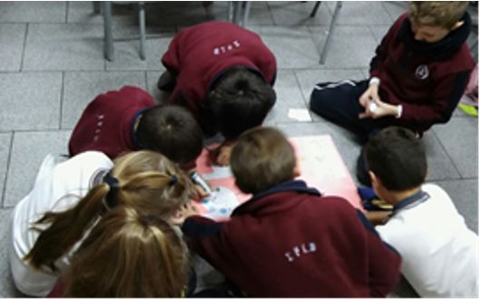 Momento de cierre del taller. Fotograf&iacute;a de trabajo en grupo para la producci&oacute;n de collages