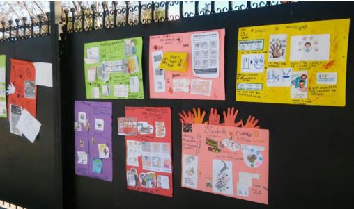 Momento de cierre del taller. Fotograf&iacute;a de la exhibici&oacute;n en el patio de la escuela privada de los collages elaborados por el estudiantado