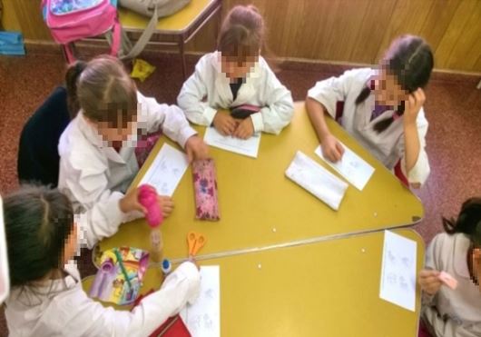 Trabajo solito. Fotograf&iacute;a de actividad &aacute;ulica en la escuela p&uacute;blica