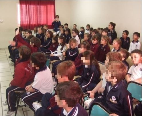 Fotograf&iacute;a de estudiantes participando de las exposiciones dialogadas en el aula