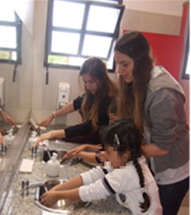 Momento de trabajo pr&aacute;ctico en los sanitarios. Fotograf&iacute;a de estudiantes de la escuela privada ensayando la pr&aacute;ctica correcta del lavado de manos