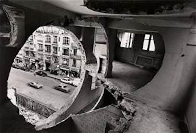 Gordon Matta-Clark, Conical Intersect (vista interna), 1975. San Francisco Museum of Modern Art, California, Estados Unidos. &copy; 2008 Estate of Gordon Matta-Clark /Artist Rights Society (ARS). Nueva York.