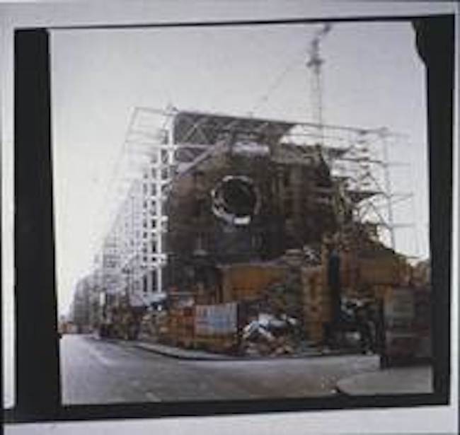 Gordon Matta-Clark, Conical Intersect (vista externa), 1975. University of California, California, Estados Unidos. &copy; 2008 Estate of Gordon Matta-Clark /Artist Rights Society (ARS). Nueva York.