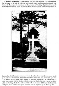 Fotograf&iacute;a de Jorge Casares de pie junto al sepulcro de Hudson en Worthing, Inglaterra.