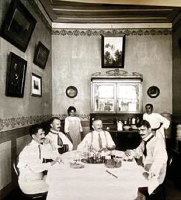 Breakfast at the &ldquo;Photographia Allem&atilde;&rdquo;. Center: G. Huebner. Right: T. Koch-Gr&uuml;nberg.
