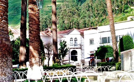 “Casa Guenther” in Sorata. In the foreground the gardens of the townsquare.