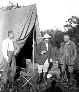 From left to right: R. Vischer, E. Hassler, R. Chodat in Paraguay (1914).