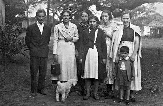 Teodoro Rojas and family in the Botanical Garden.