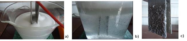 Proceso de electrocoagulaci&oacute;n. a) Espuma blanca en la superficie y entre los electrodos. b) Fl&oacute;culos suspendidos. c) Espuma y fl&oacute;culos incrustados en las placas. 