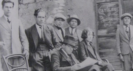  Grupo Orkopata (1925): Alejandro
(Sentado con sombrero) y Arturo (Gamaliel Churata),
sentado en el extremo derecho.