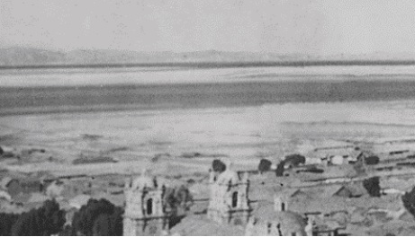  Jos&eacute; Portugal Catacora. Al fondo, la
ciudad de Puno