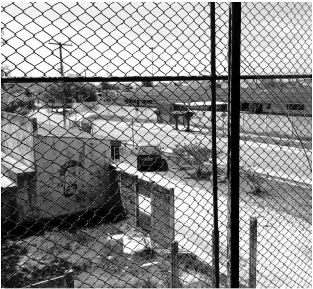 El barrio visto desde las rejas del CDD.