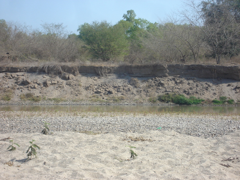 Vista del valle asim&eacute;trico y deformado del r&iacute;o Ameca