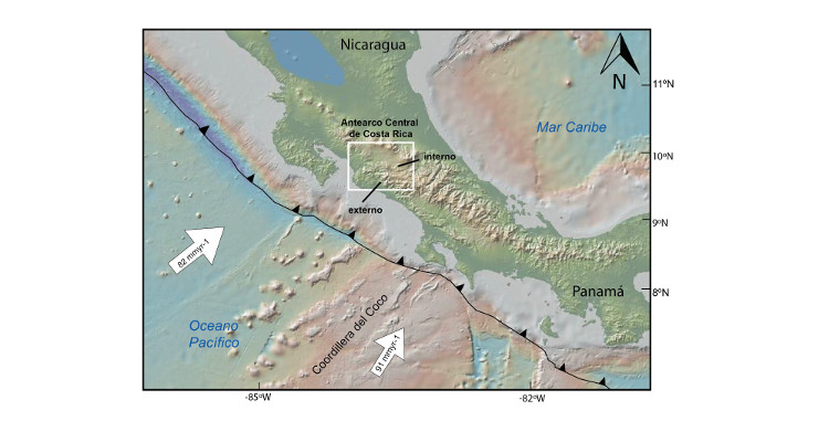 Mapa de ubicaci&oacute;n con las principales caracter&iacute;sticas morfotect&oacute;nicas, recuadro blanco indica la zona de estudio ubicada en el antearco central.