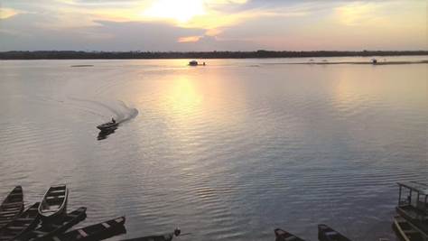 Embarca&ccedil;&otilde;es aportadas &agrave;s margens do rio Araguaia.