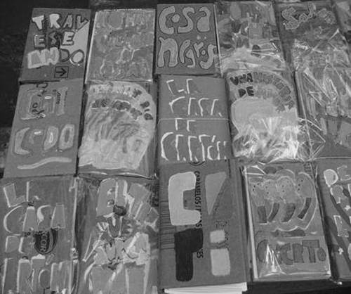 Libros de Eloísa Cartonera dispuestos sobre un escritorio del taller