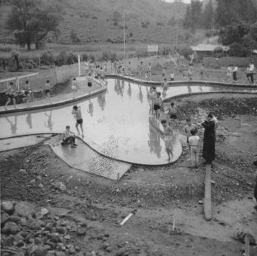 Balneario Los Patios, Orosi de Cartago, en construcci&oacute;n y uso en setiembre de 1969 (cortes&iacute;a de Adri&aacute;n Mora A.).