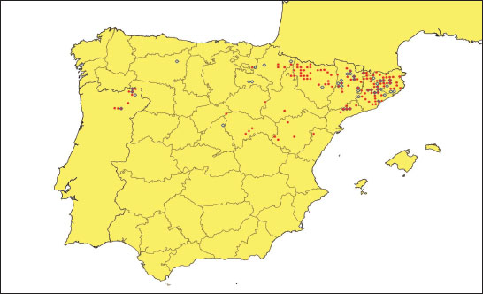 Cuadrículas UTM de 10 x 10 km con presencia conocida de 
						S. argentina en la Península Ibérica. Se marcan con rombos azules aquellas para las que existen citas bibliográficas y con puntos rojos aquellas para las que se dispone de datos inéditos (véase 
						anejo I).
					
