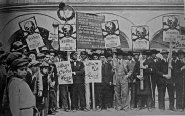 Manifestantes en Bogotá en junio de 1929 portando carteles que aluden a la masacre de las bananeras
