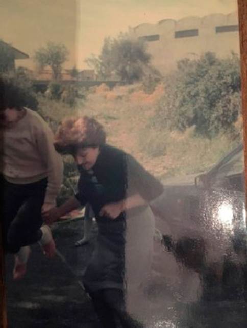 Fotografía: Mamá y abuela brincando. Sicilia, 1981