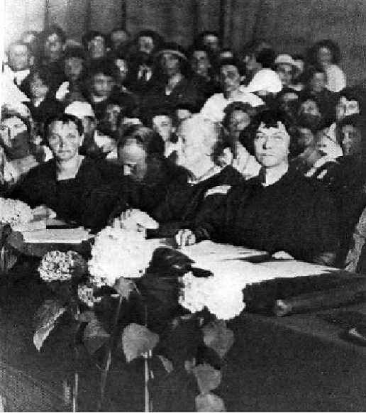 Alexandra Kollontai (a la derecha) y Clara Zetkin (a la izquierda), 1921.