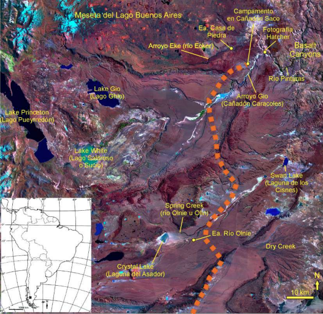 Mapa (imagen satelital en falso color) de la regi&oacute;n noroeste de la provincia de Santa Cruz, Argentina, con el itinerario inferido (en l&iacute;nea segmentada) seguido por la dupla Hatcher-Colburn durante los primeros meses de 1898. Se indican los principales top&oacute;nimos mencionados en el texto; en aquellos acu&ntilde;ados por Hatcher (1903), se brinda el uso actual entre par&eacute;ntesis, cuando lo tienen.