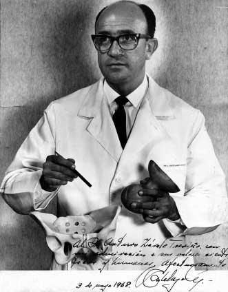 Fotografía del Dr. Luis Castelazo Ayala dedicada al doctor Arturo
Zárate Treviño, 1968.
