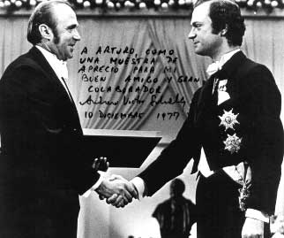 El Dr. Andrew Victor Schally recibe el Premio Nobel de Fisiología o
Medicina en 1977.