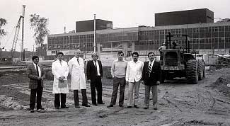 Dr. Arturo Zárate Treviño, quinto de izquierda a derecha, durante la
reconstrucción del Centro Médico Nacional del Instituto Mexicano del Seguro
Social después del sismo de 1985, Ciudad de México.