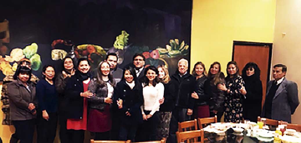 Dr. Arturo Zárate Treviño, sexto de derecha a izquierda, acompañado de
colaboradores cercanos, invierno de 2017.