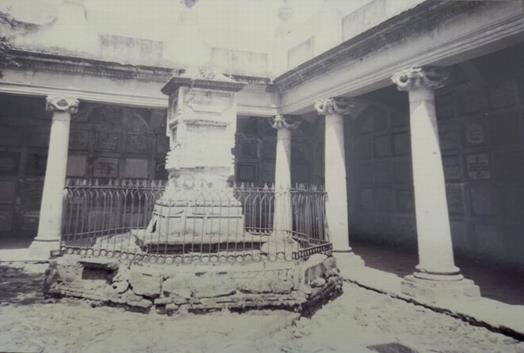 Fotograf&iacute;a de una tumba dentro del Pante&oacute;n de Bel&eacute;n en Guadalajara Jalisco