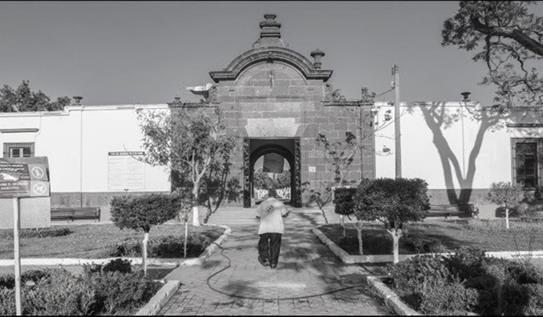 Frontispicio de la entrada principal del pante&oacute;n de Mezquit&aacute;n en Guadalajara Jalisco