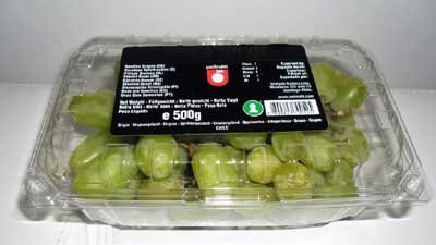 Uva de mesa chilena empacada fotografiada en supermercado en Alemania