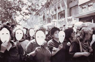 Mujeres vestidas de negro, por la Alameda, manifest&aacute;ndose en pro de los derechos humanos, llevando m&aacute;scaras blancas que se sujetan mendiante un palo [Marcha por la vida]. 29 de marzo de 1989.