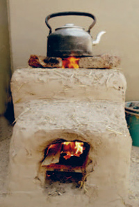 Horno construido por vecinos en taller de construcci�n natural de la organizaci�n Convivencia