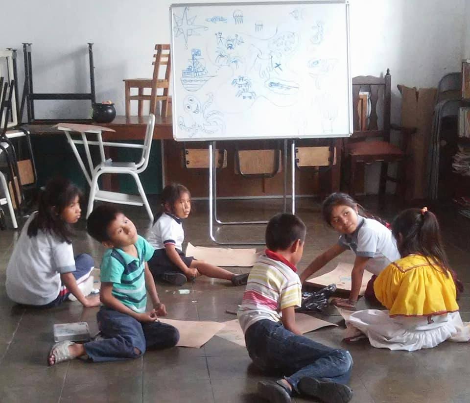 adolescentes vendedoras en el centro
de la ciudad.