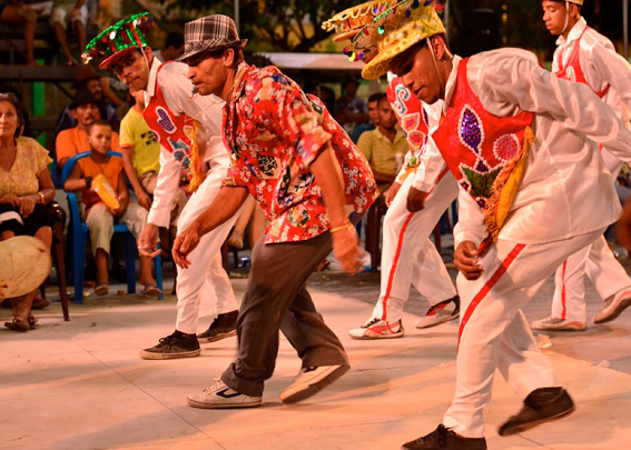 Tombo da Marieta do Cavalo Marinho Estrela de Ouro, Condado/PE. Aguinaldo da Silva como mestre, Carlos Barbosa da Silva (Gugu) como primeiro galante e Albemir da Silva (Bemilo) como segundo galante. Foto: Renata Pires.