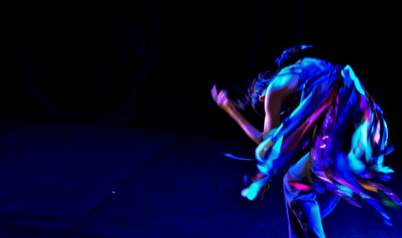 Movimenta&ccedil;&atilde;o chamada de carreira com n&oacute; derivada da corrida presente na dan&ccedil;a dos arcos do Cavalo Marinho. Carolina Laranjeira no espet&aacute;culo Cord&otilde;es, Recife/PE. Foto: Renata Pires.
