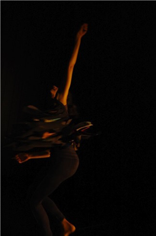 Movimenta&ccedil;&atilde;o chamada de carreira derivada da corrida presente na dan&ccedil;a dos arcos do Cavalo Marinho. Carolina Laranjeira no ensaio do espet&aacute;culo Cord&otilde;es, Salvador/BA. Foto: Eduardo Ravi.