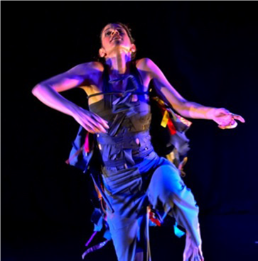 Movimenta&ccedil;&atilde;o desenvolvida a partir da explora&ccedil;&atilde;o de trup&eacute;s da parte do cavalo da brincadeira pesquisada. Carolina Laranjeira no espet&aacute;culo Cord&otilde;es, Recife/PE. Foto: Renata Pires.