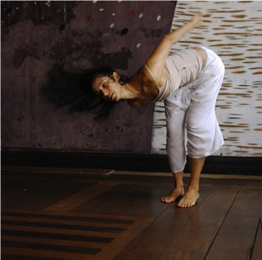 Movimenta&ccedil;&atilde;o derivada das improvisa&ccedil;&otilde;es com os trup&eacute;s da parte do cavalo da brincadeira pesquisada. Carolina Laranjeira no ensaio do espet&aacute;culo Cord&otilde;es, Salvador/BA. Foto: Eduardo Ravi.