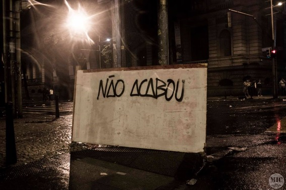 Graffiti N&atilde;o acabou (It is not over) over fence, made after the repression against the education act, October7, 2013, Cinel&acirc;ndia/RJ