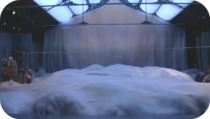 Capture DVD. Complément de programme: Et au théâtre, c'était comment ? Le Dernier Caravansérail, Ariane Mnouchkine (2006).