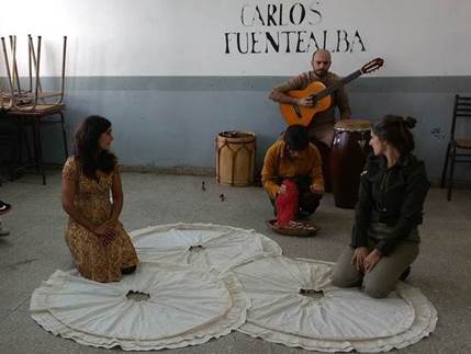 Presentaci&oacute;n del dispositivo perform&aacute;tico en la escuela Carlos Fuentealba