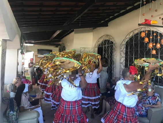 Apresentação de dança das idosas com base no texto apresentado na contação de história